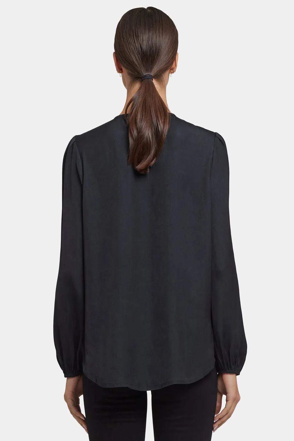 NYDJ Elsie Bluse Schwarz Satin Schlupfbluse